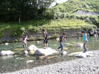 綺麗な川で川遊び。