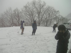 今シーズン最後の雪遊びにみんな一生懸命。