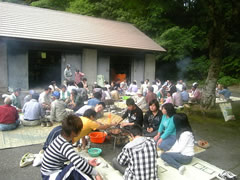 清掃作業後の昼食会。たくさんの人数で、また汗をかいた後の食事は最高です。