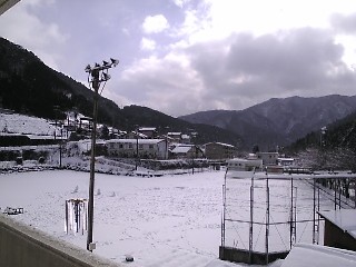 そして辺り一面は雪景色に。学園生は大はしゃぎです。