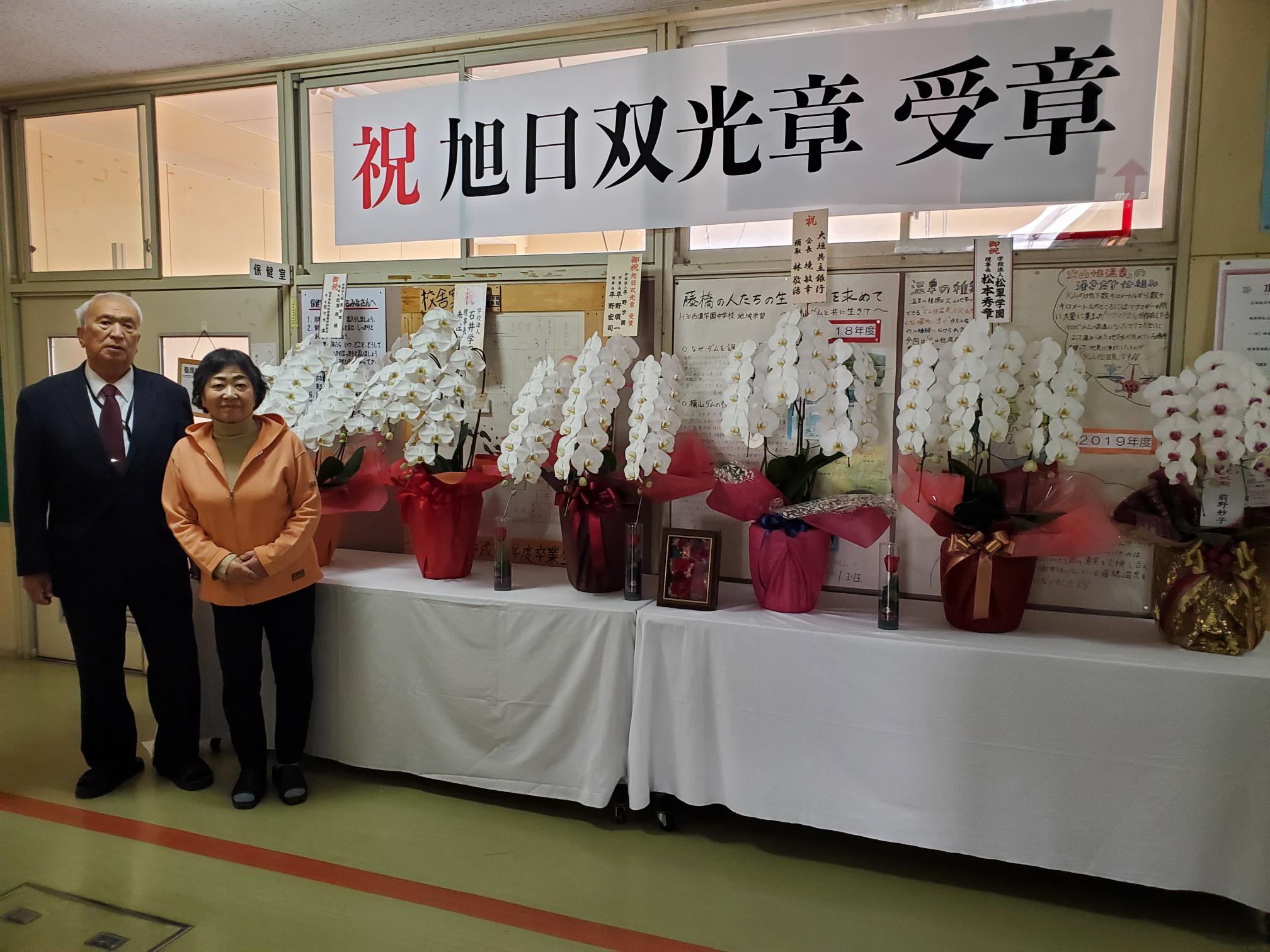 勳六等単光旭日章(略授無し)と警視庁創立100年記念・日本春秋書院同人記章その他 勲六等単光旭日章 / 古本、中古本、古書籍の通販は「日本の古本屋